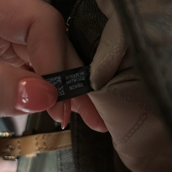 Michael Kors Jet Set Signature Tote Large 3 large sections. - Picture 6 of 6